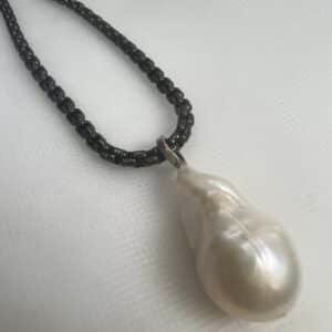 Colgante de perla natural con asa para colgar de plata.