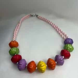 Collar de cordon doble de seda con howlitas de colores teñidas.