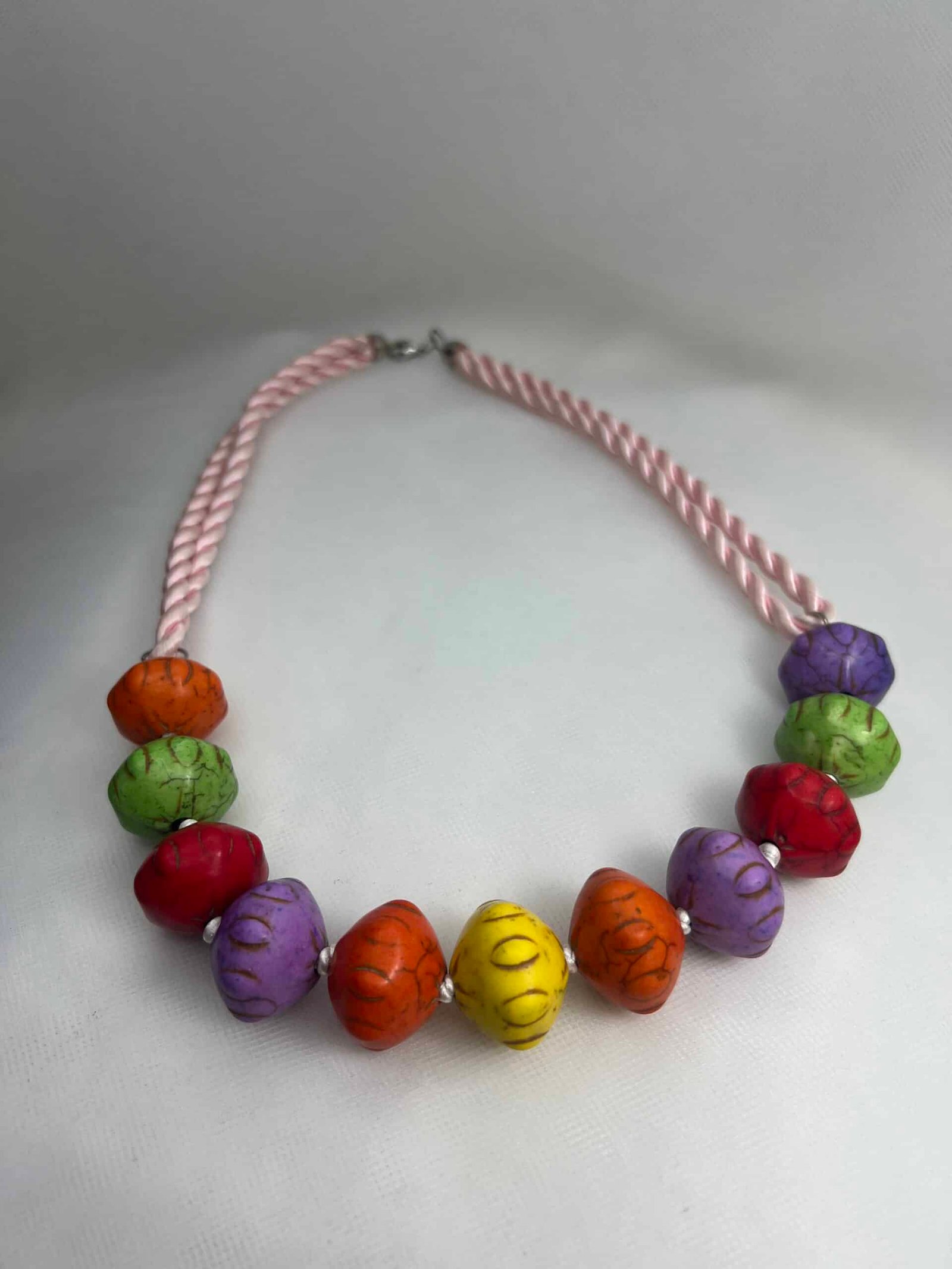 Collar de cordon doble de seda con howlitas de colores teñidas.