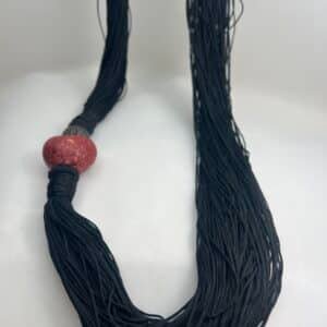 Collar de hilos de macrame con adorno de corazon y bola metalica.