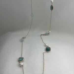 Collar de plata chapada en oro rosa con piedras y perlas naturales.