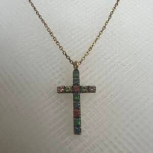 Cadena de oro amarillo con cruz de zafiros de colores.
