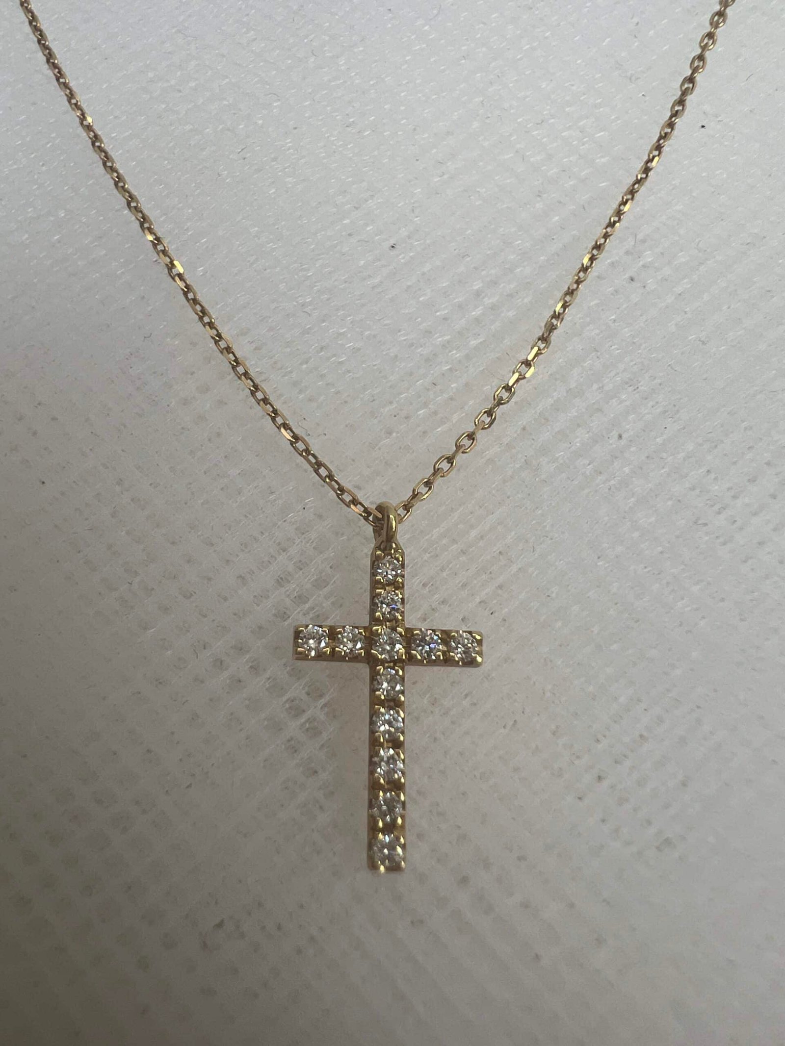 Cadena de oro amarillo con cruz de brillantes.