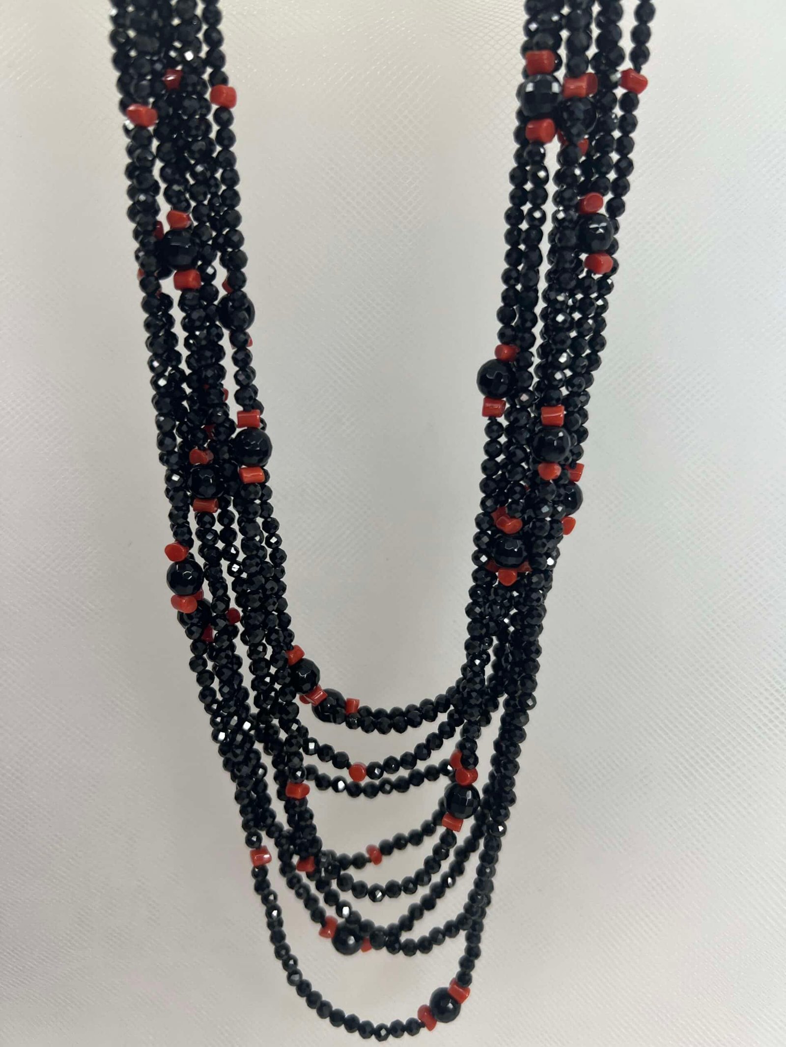 Collar de onix con coral natural.