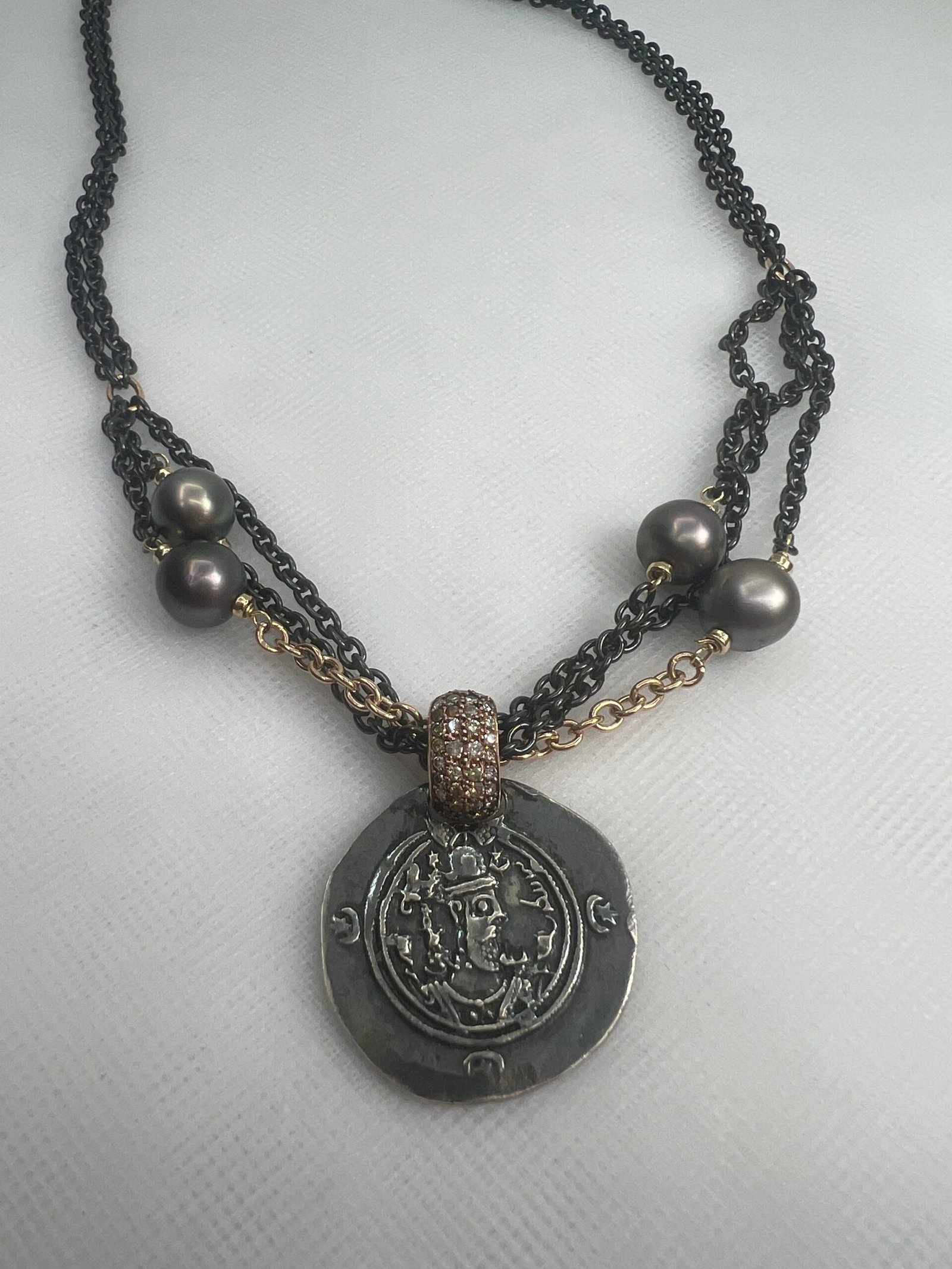 Collar de oro y bronce negro, perlas de tahiti y moneda de imitacion con asa de brillantes .