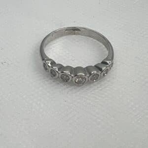 Anillo de oro blanco y brillantes.