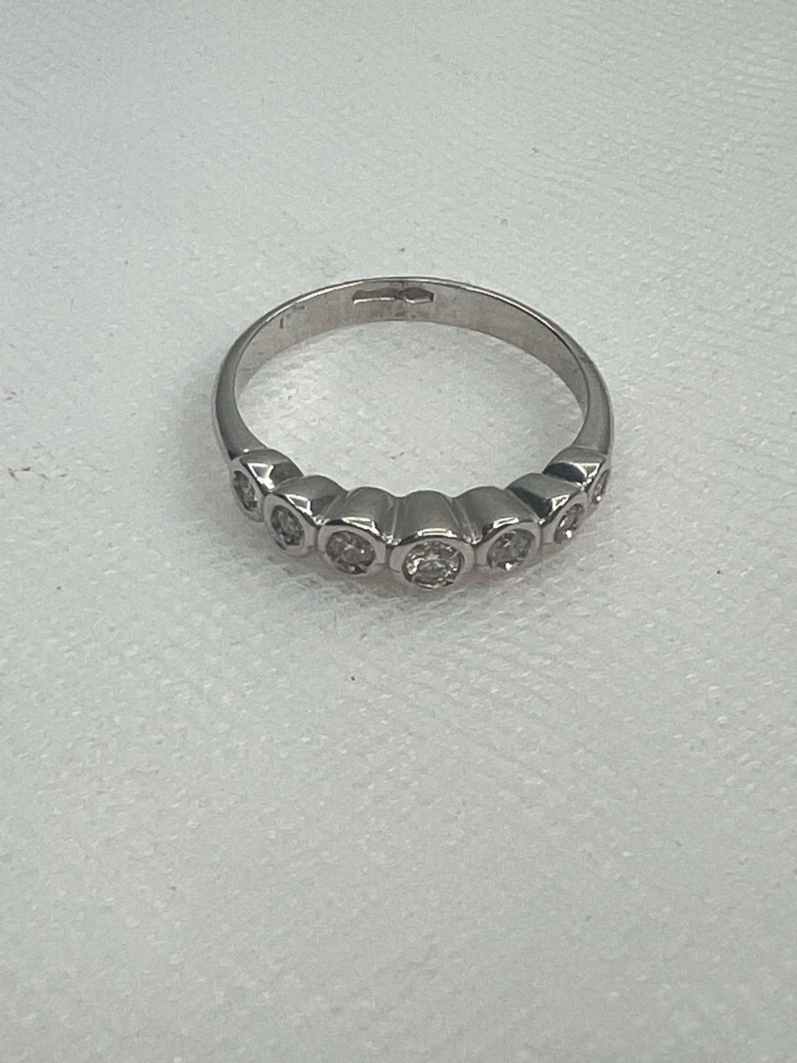 Anillo de oro blanco y brillantes.