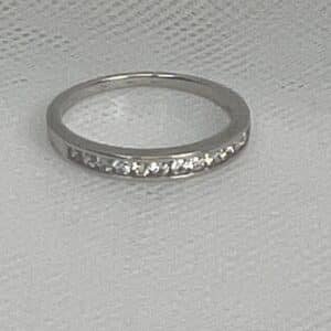 Anillo de oro blanco y brillantes.