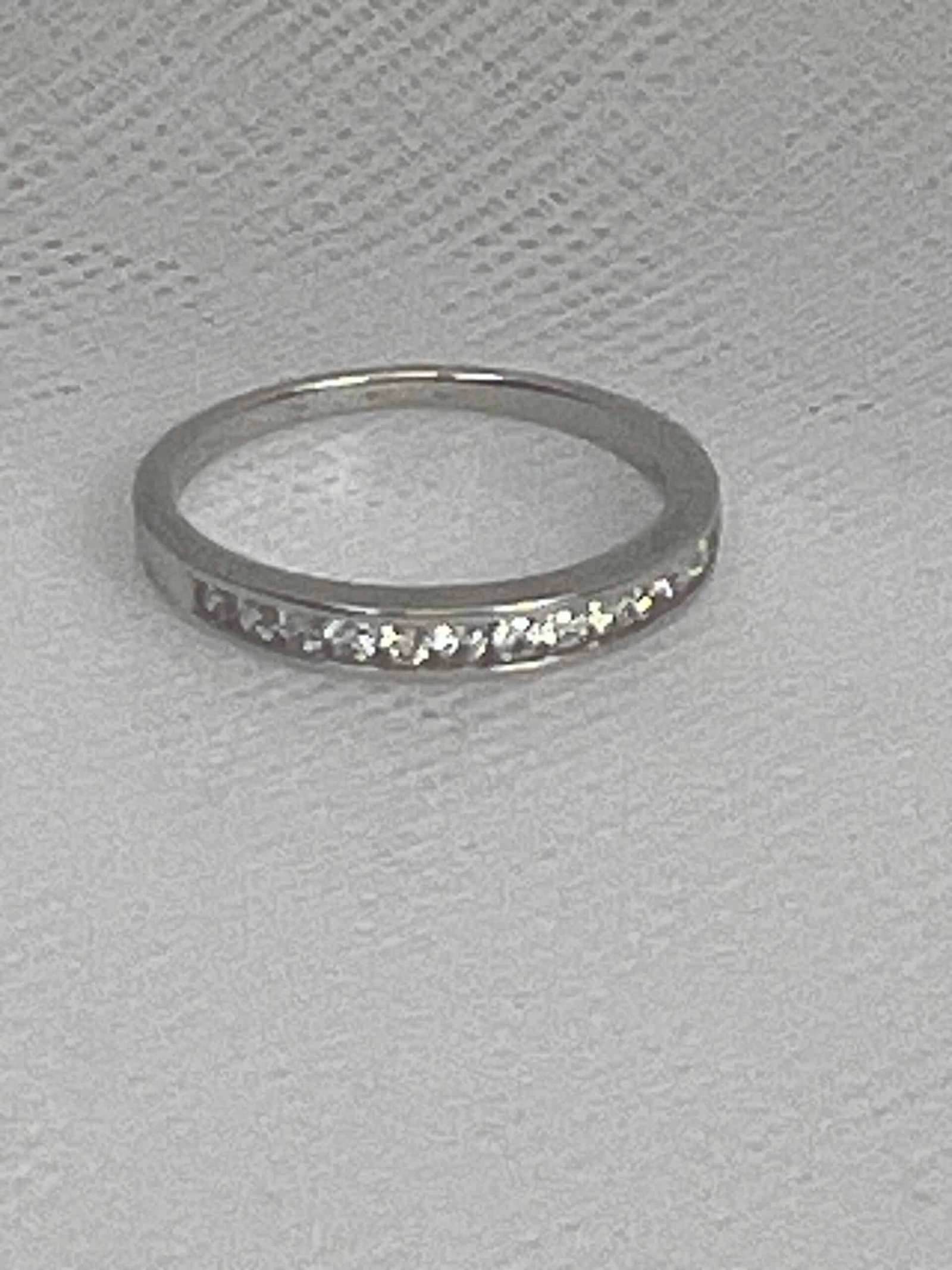 Anillo de oro blanco y brillantes.