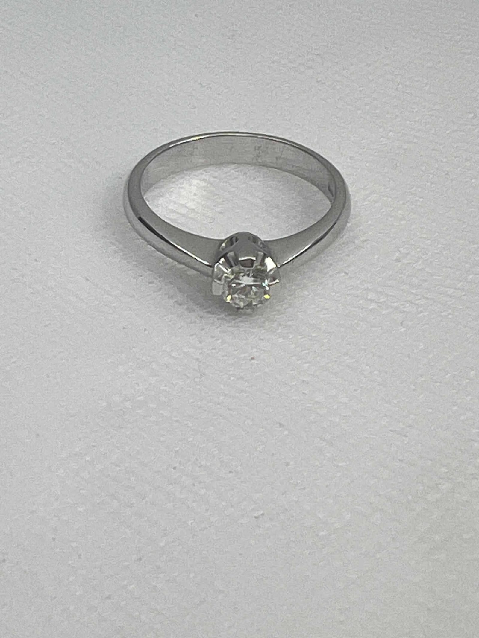 Solitario de oro blanco y brillante.
