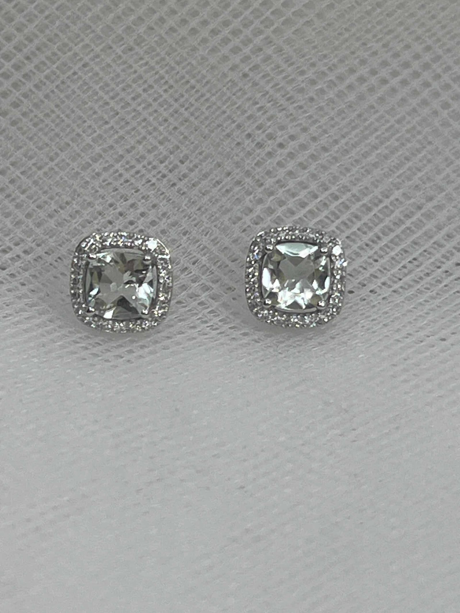 Pendientes de oro blanco con aguamarinas y brillantes.