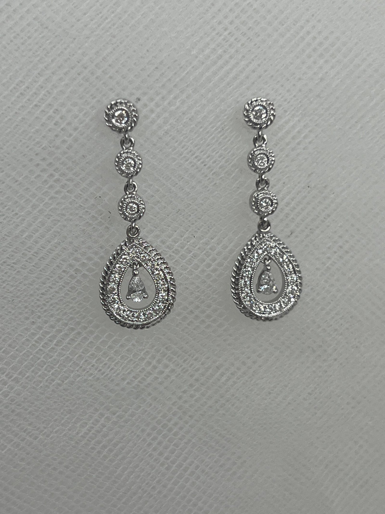 Pendientes art decó de oro blanco con brillantes.