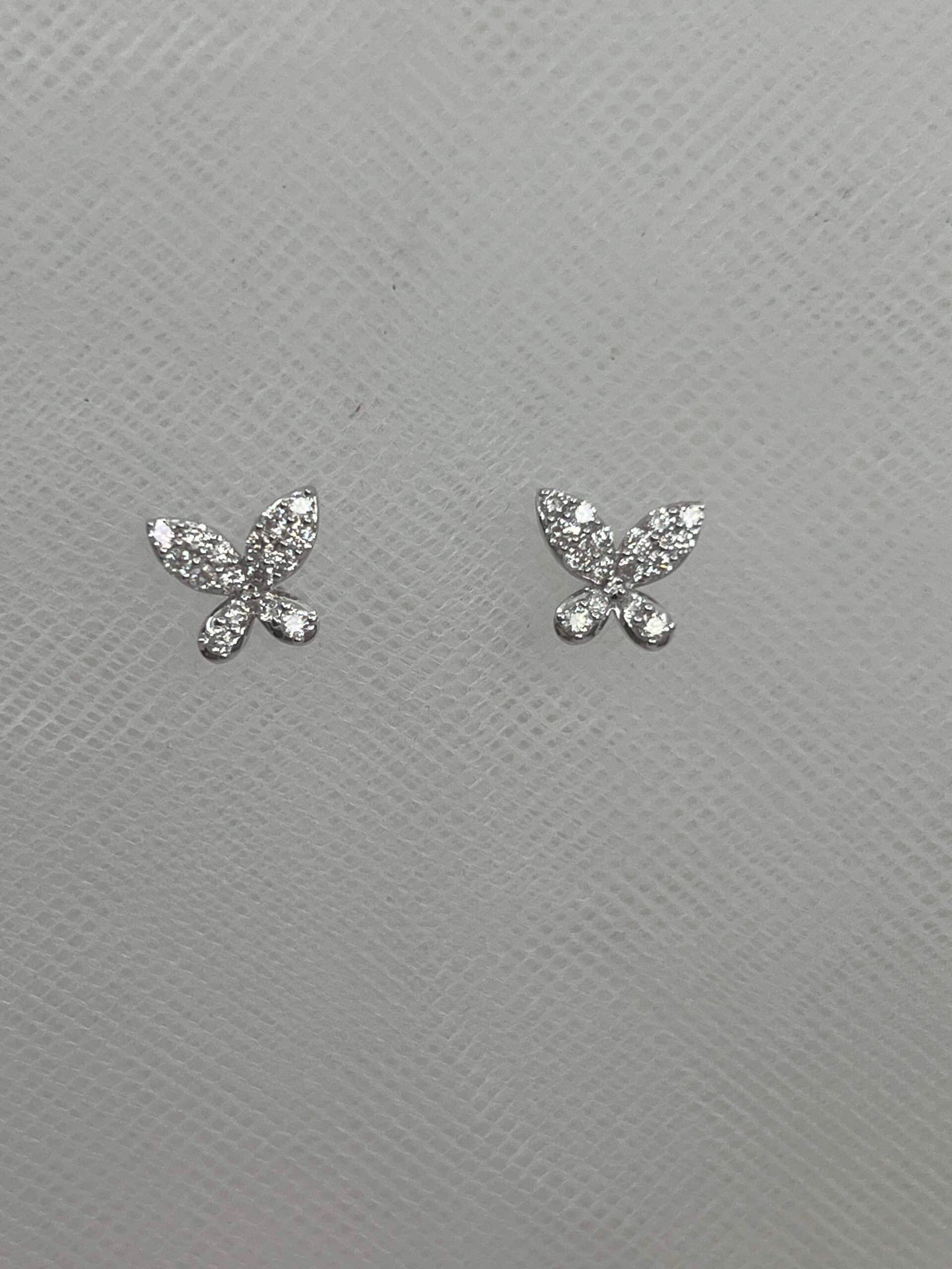 Pendientes de mariposas de oro blanco y brillantes.