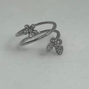 Anillo de oro blanco con mariposas de brillantes.