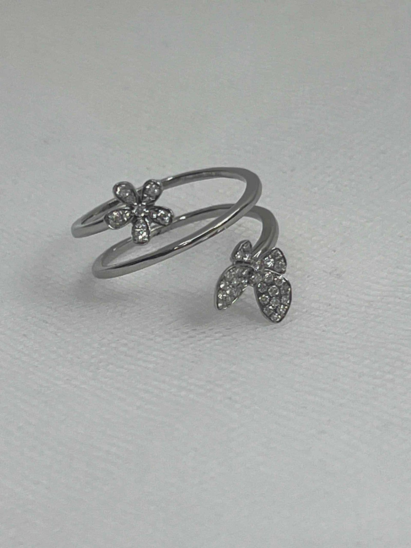 Anillo de oro blanco con mariposas de brillantes.