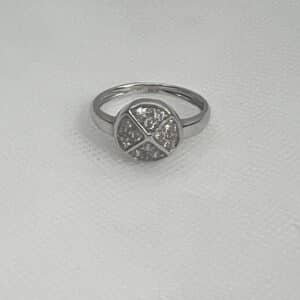 Anillo de oro blanco con circonitas.