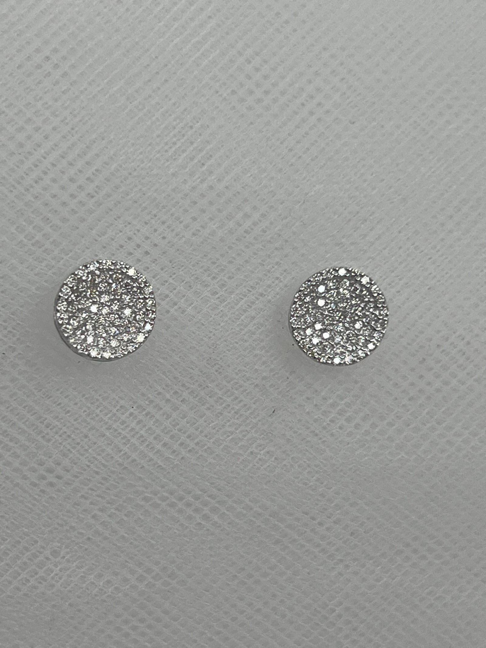 Pendientes de boton de oro blanco pavé de brillantes. 0,62k.