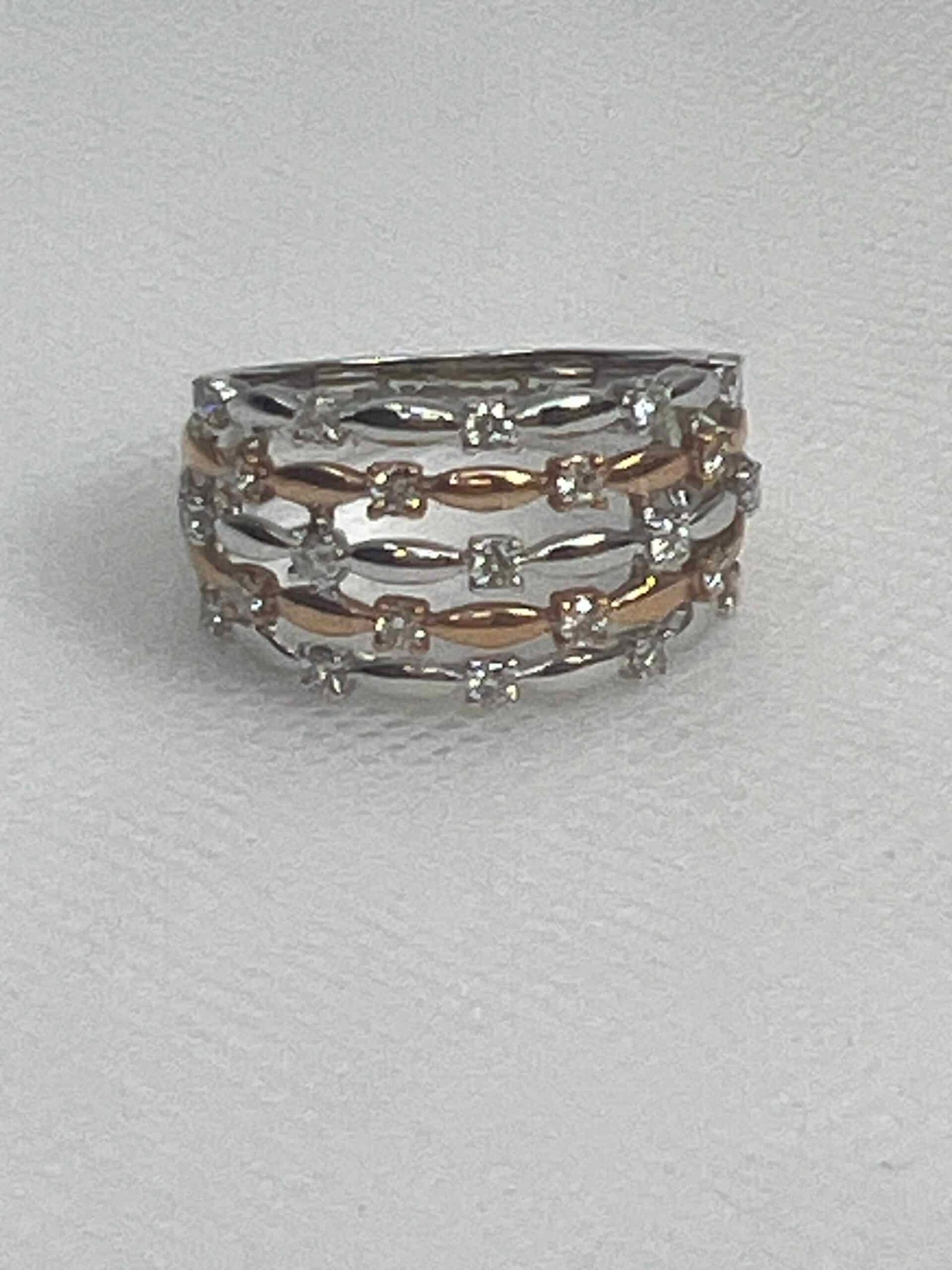 Anillo de oro blanco y rosa con brillantes.