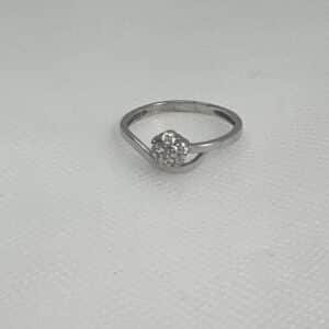 Anillo de oro blanco con roseton de circonitas.