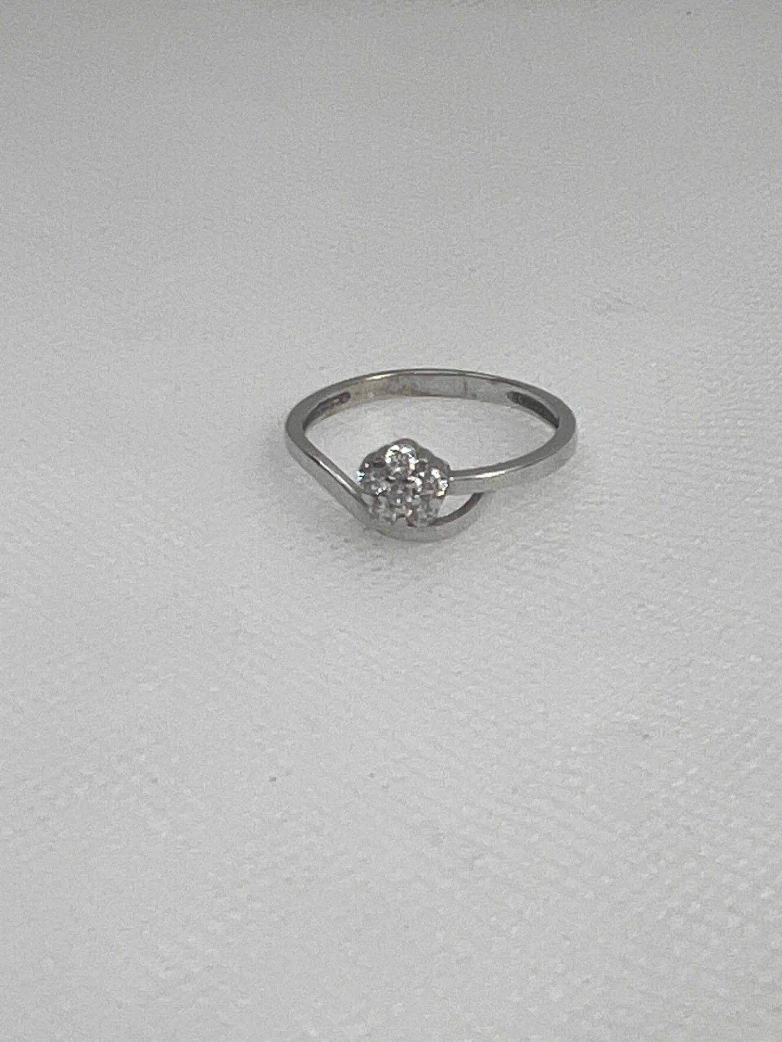 Anillo de oro blanco con roseton de circonitas.