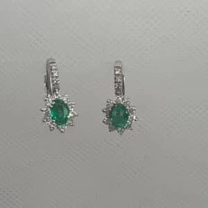 Pendientes de oro blanco con esmeraldas y brillantes.