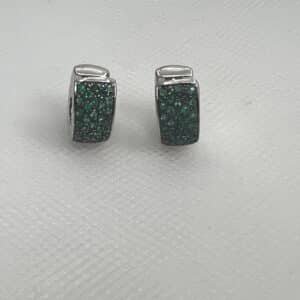 Criollas de oro rodiado en negro con esmeraldas.