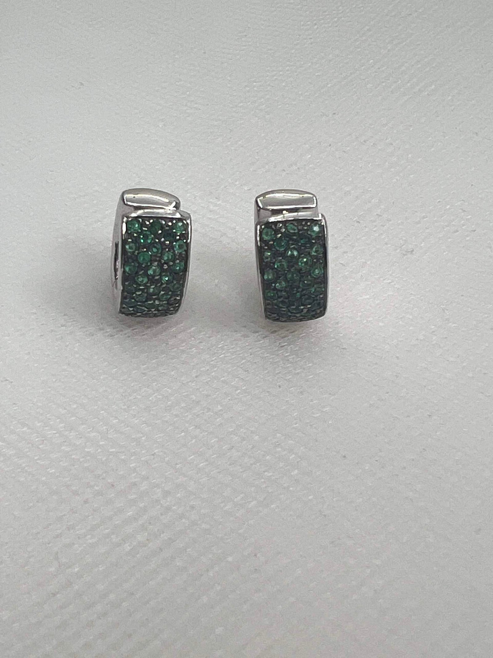 Criollas de oro rodiado en negro con esmeraldas.