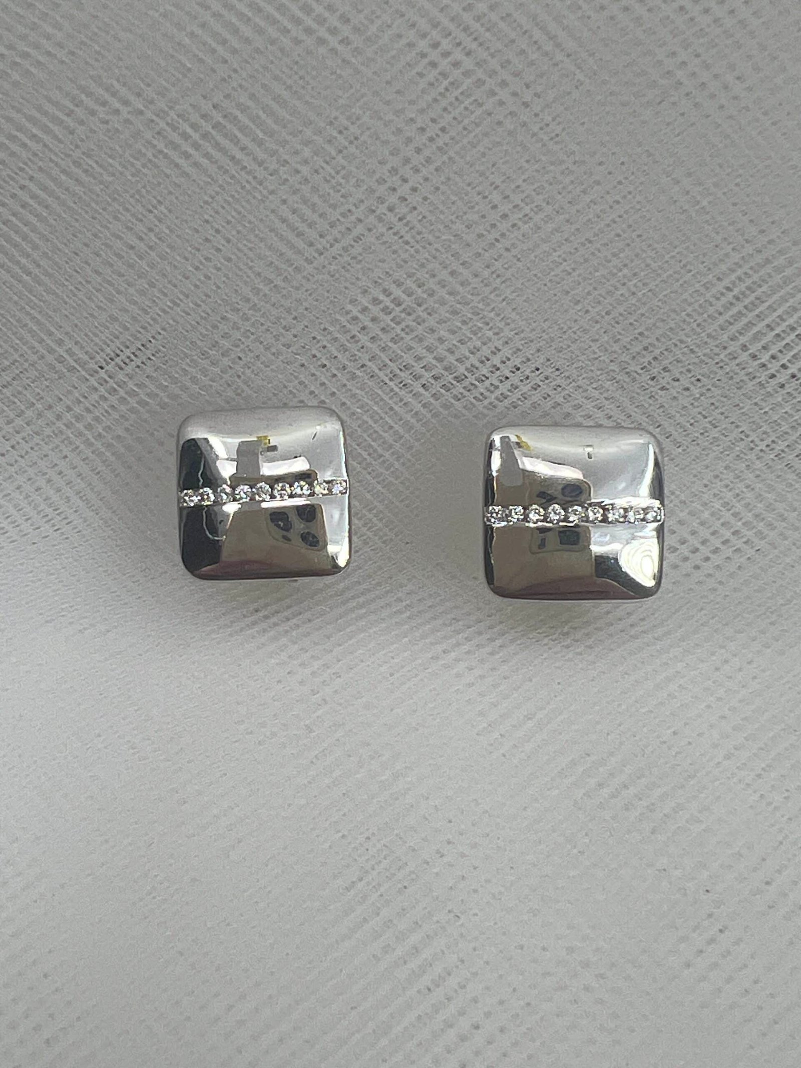 Pendientes de boton de oro blanco y brillantes.
