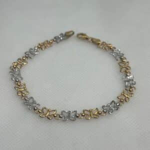 Pulsera de oro con mariposas de oro blanco y amarillo.