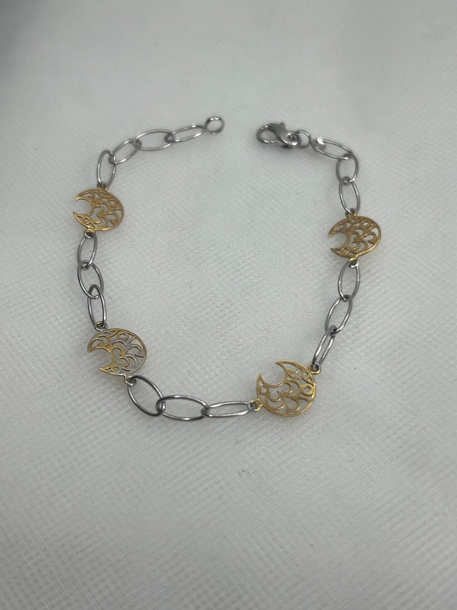 Pulsera con lunas de oro amarillo y eslabones de oro blanco.