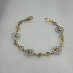 Pulsera de oro amarillo y blanco con flores bicolor