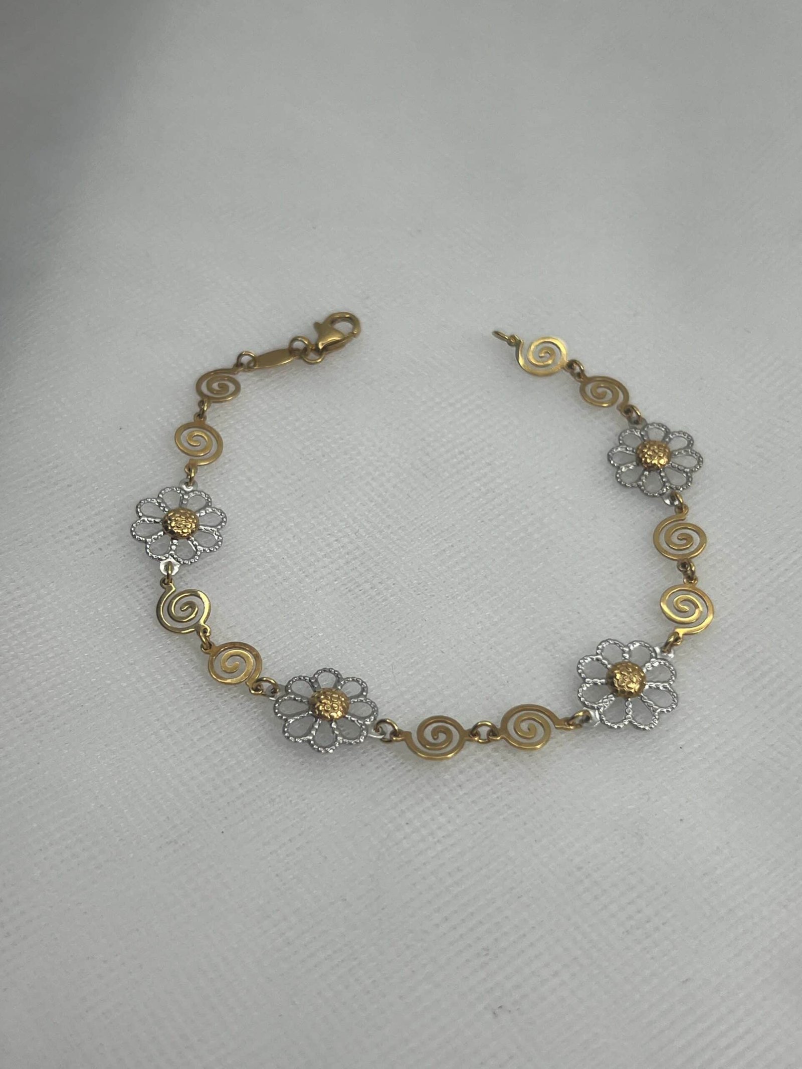 Pulsera de oro amarillo y blanco con flores bicolor