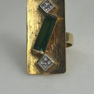 Anillo de oro amarillo matizado con turmalina y brillantes.