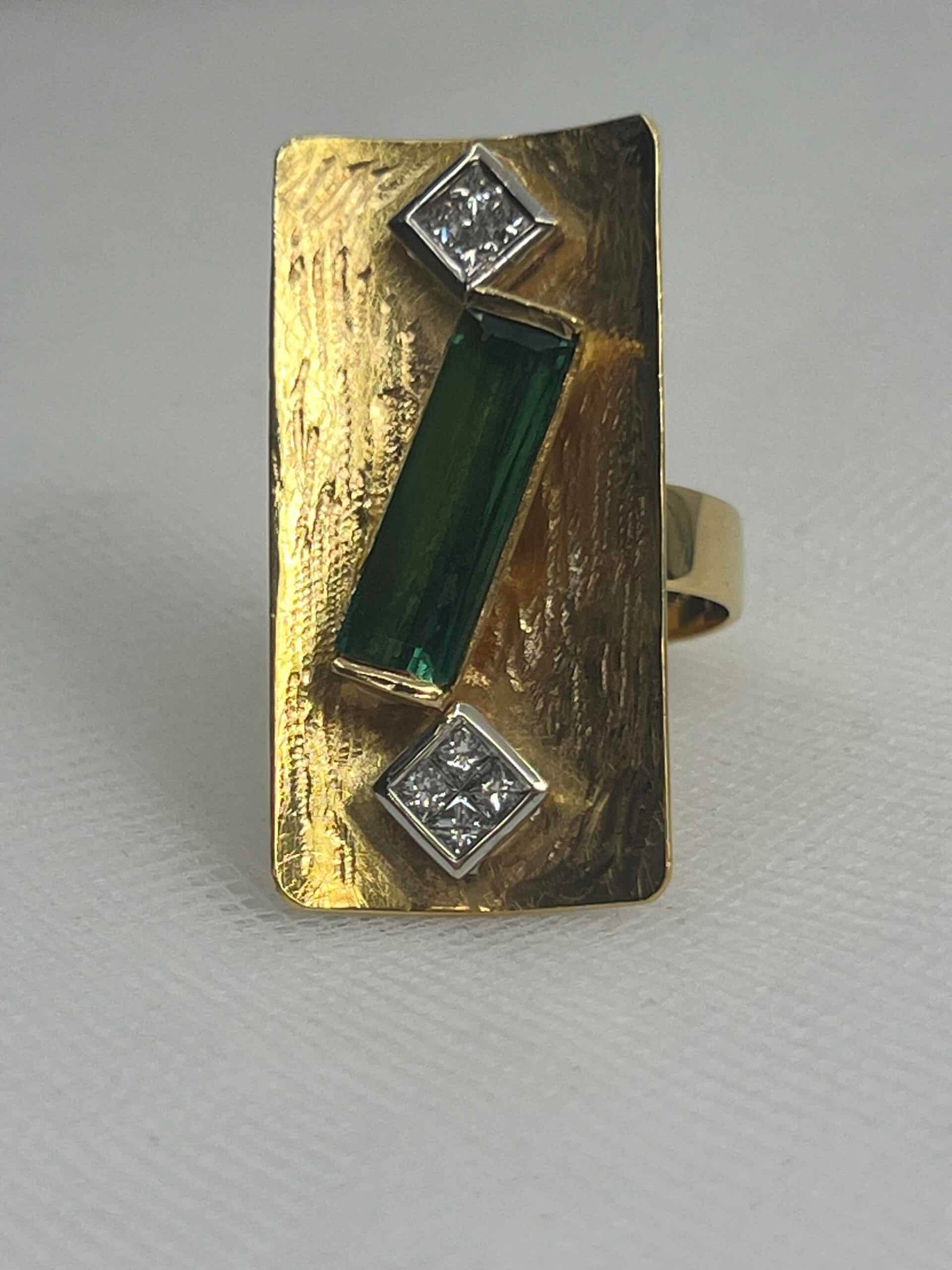 Anillo de oro amarillo matizado con turmalina y brillantes.