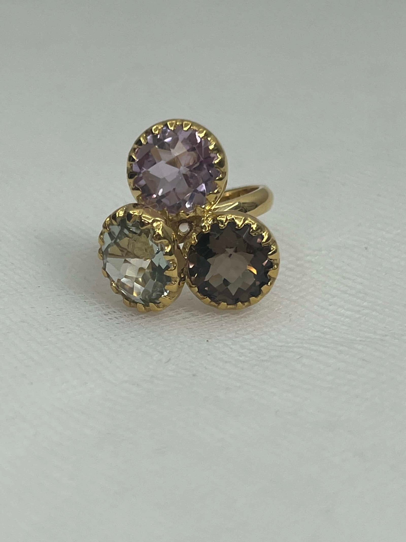 Anillo de oro amarillo con piedras naturales olivina cuarzo fume y amatista.