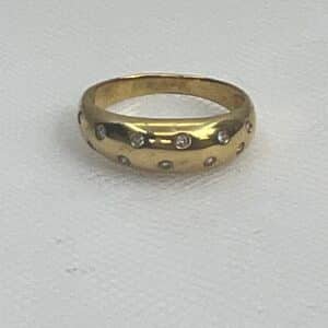 Anillo de oro amarillo y brillantes.