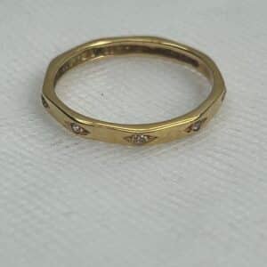 Anillo de oro amarillo con circonitas.