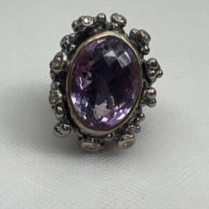 Anillo de plata envejecida con amatista.