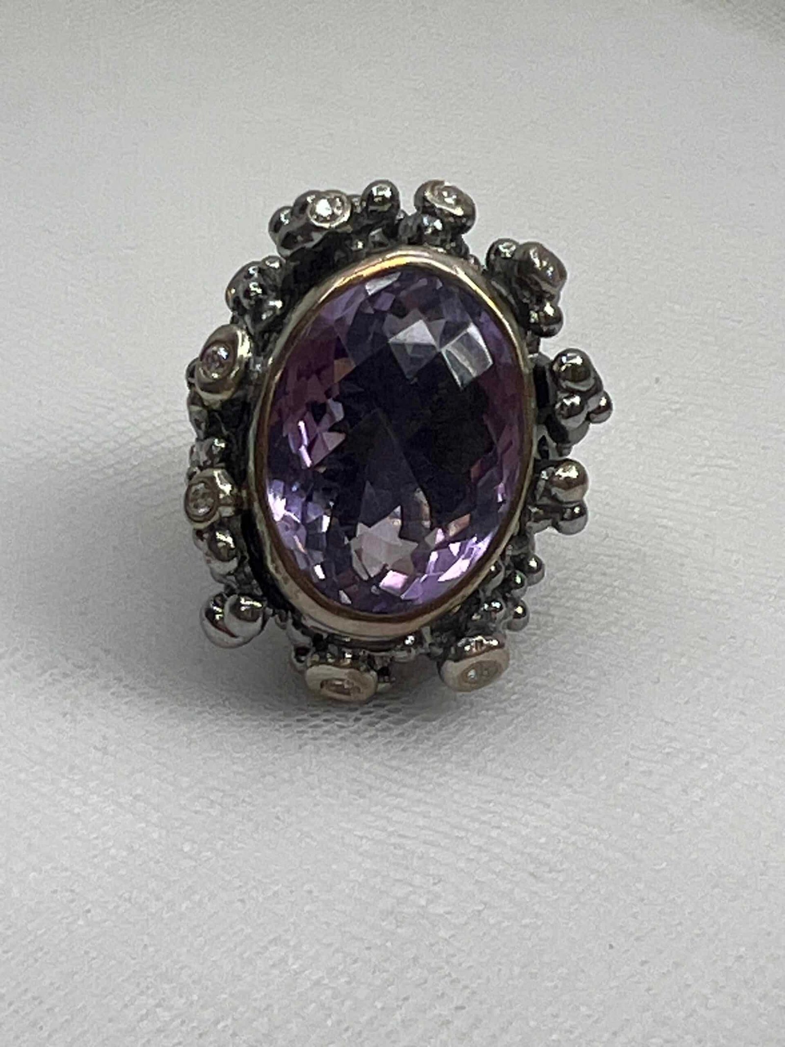 Anillo de plata envejecida con amatista.