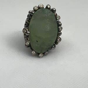 Anillo de plata envejecida con prenita natural en bruto y circonitas.