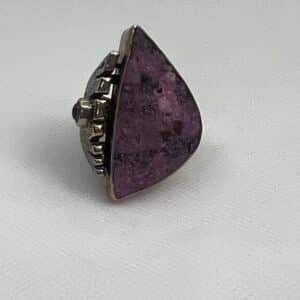 Anillo de plata envejecida con rodonita natural en bruto.