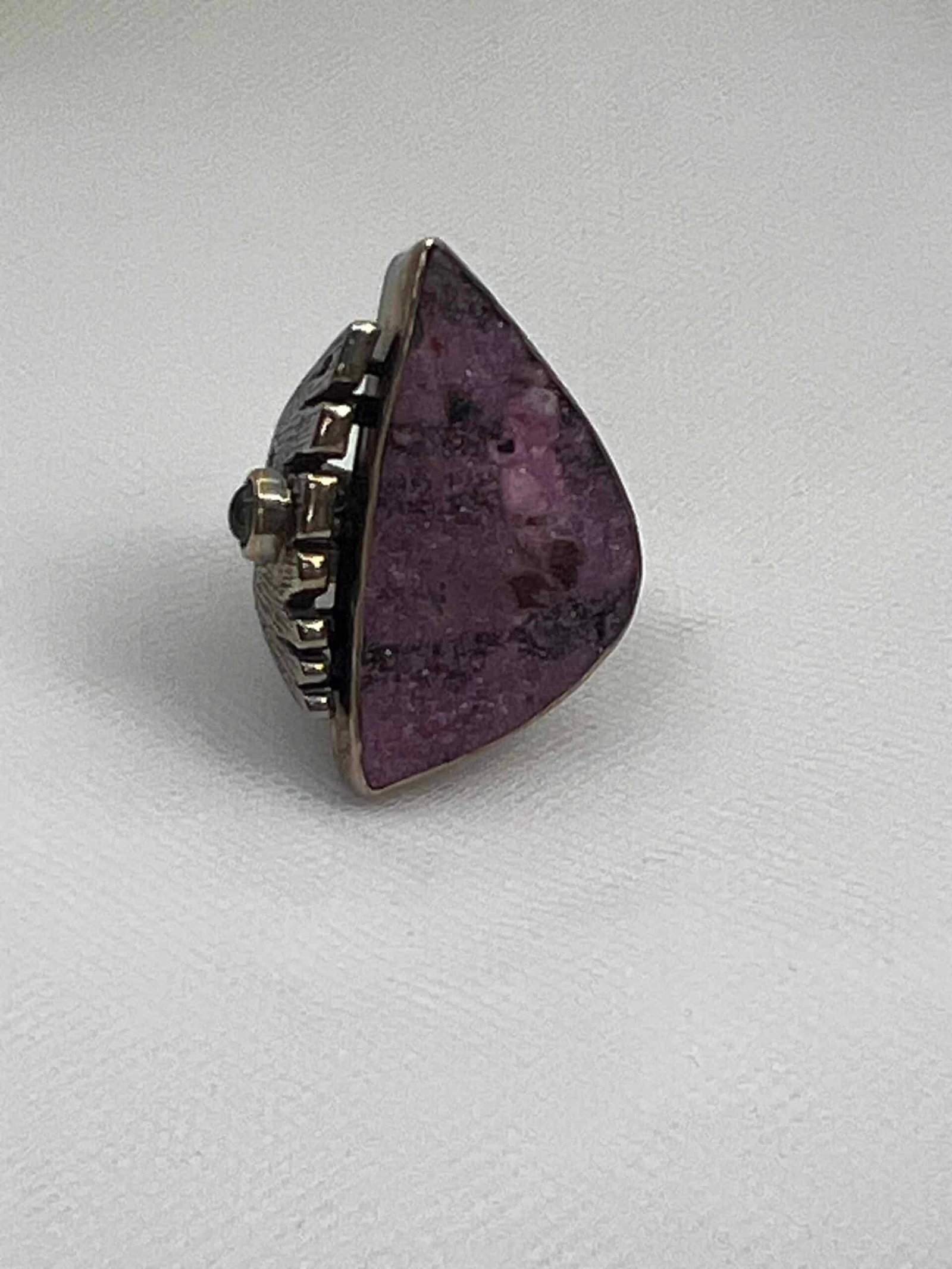 Anillo de plata envejecida con rodonita natural en bruto.