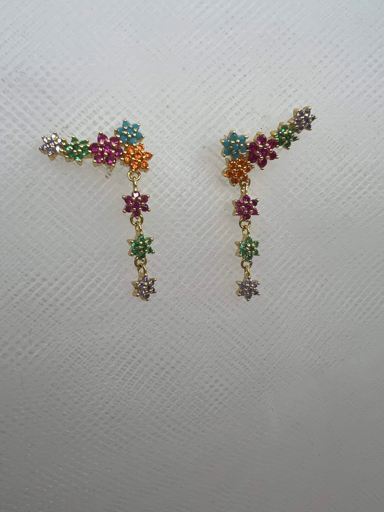 Pendientes trepadores de plata chapados en oro amarillo y circonitas de colores.