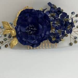 Tocado con flores en tono azul y dorado