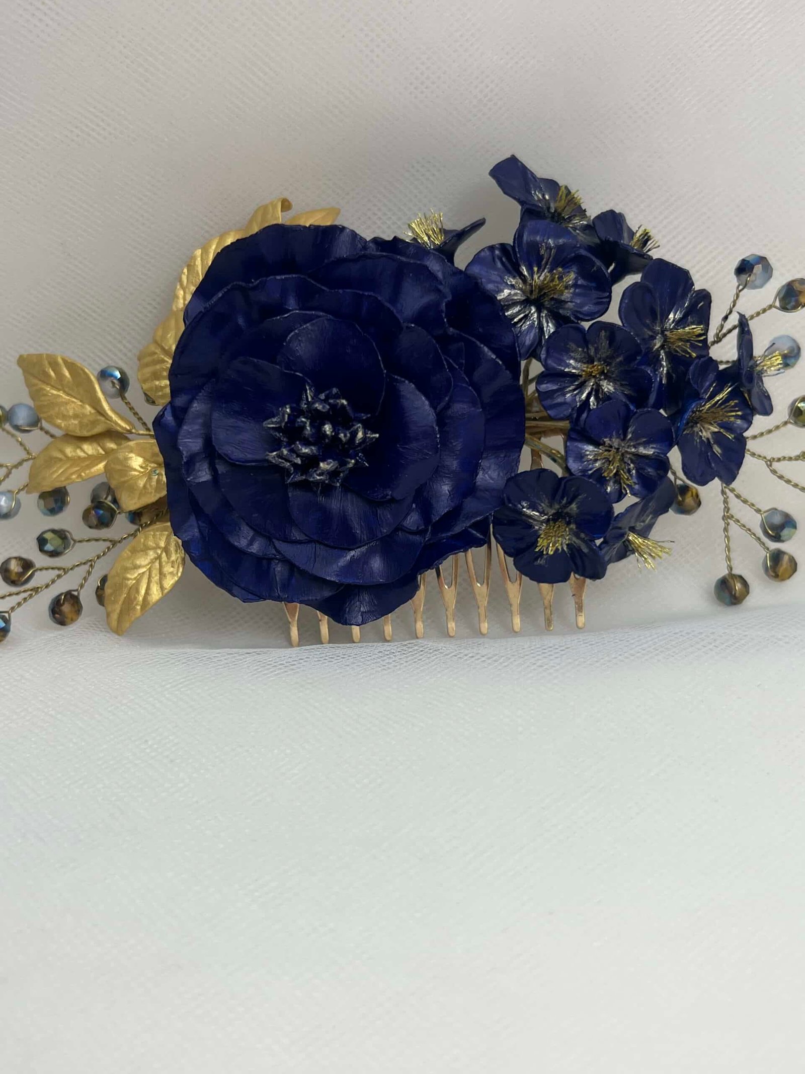 Tocado con flores en tono azul y dorado