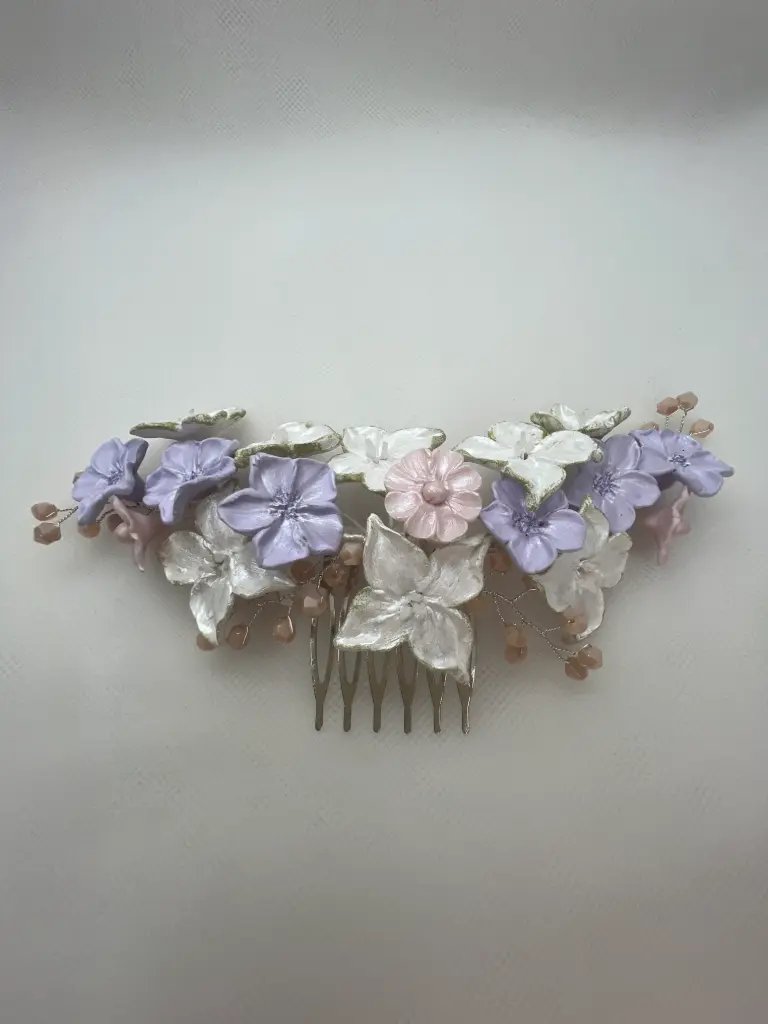 Tocado de porcelana de tonos rosas ,lilas y blancos