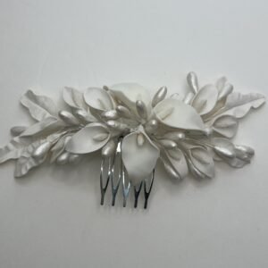 Tocado de flores de porcelana blancas