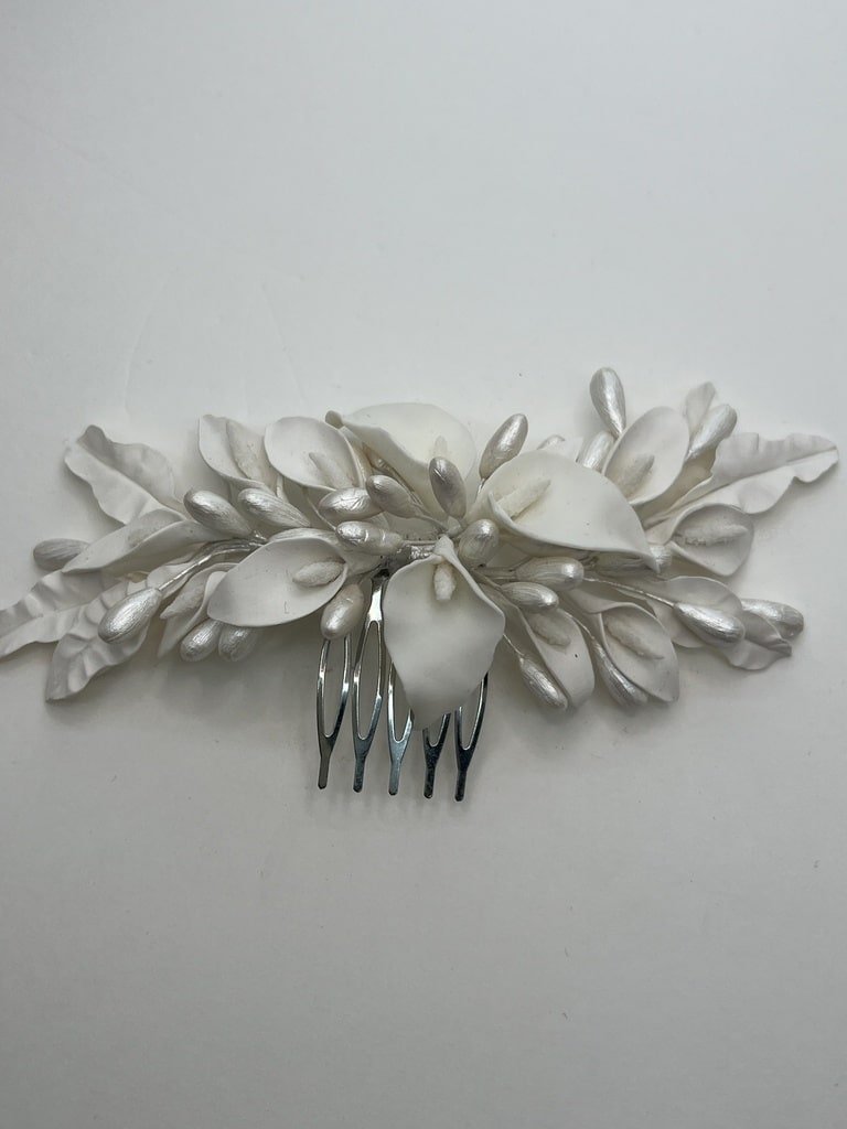 Tocado de flores de porcelana blancas