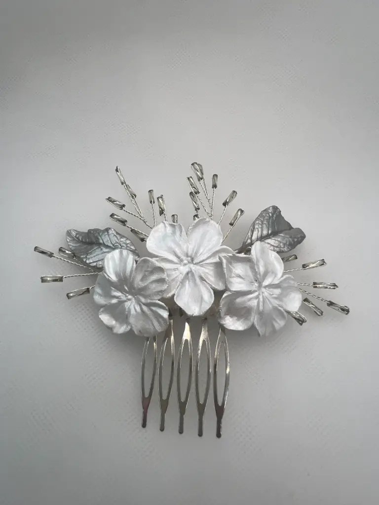 Tocado flores y hojas de porcelana con cuentas de cristal