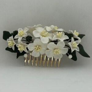 Tocado flores blancas y hojas verde oliva